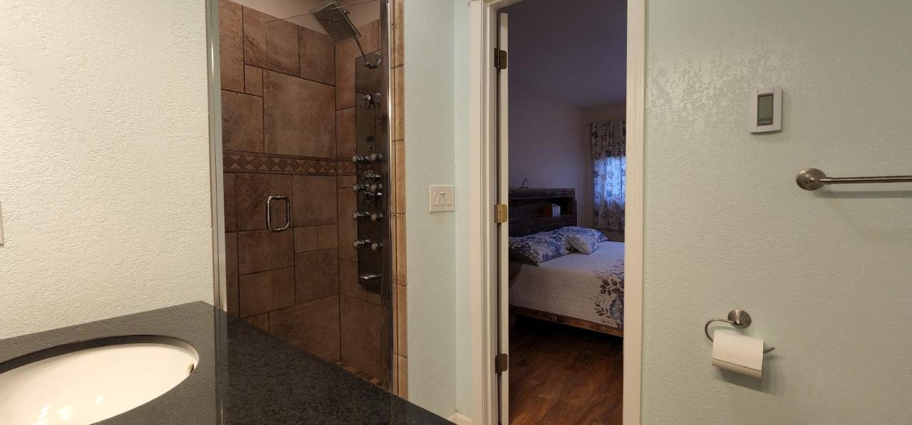 Trinity Escapes - Two Bedroom Two Bathroom Full Apartment Near Airport 앵커리지 외부 사진
